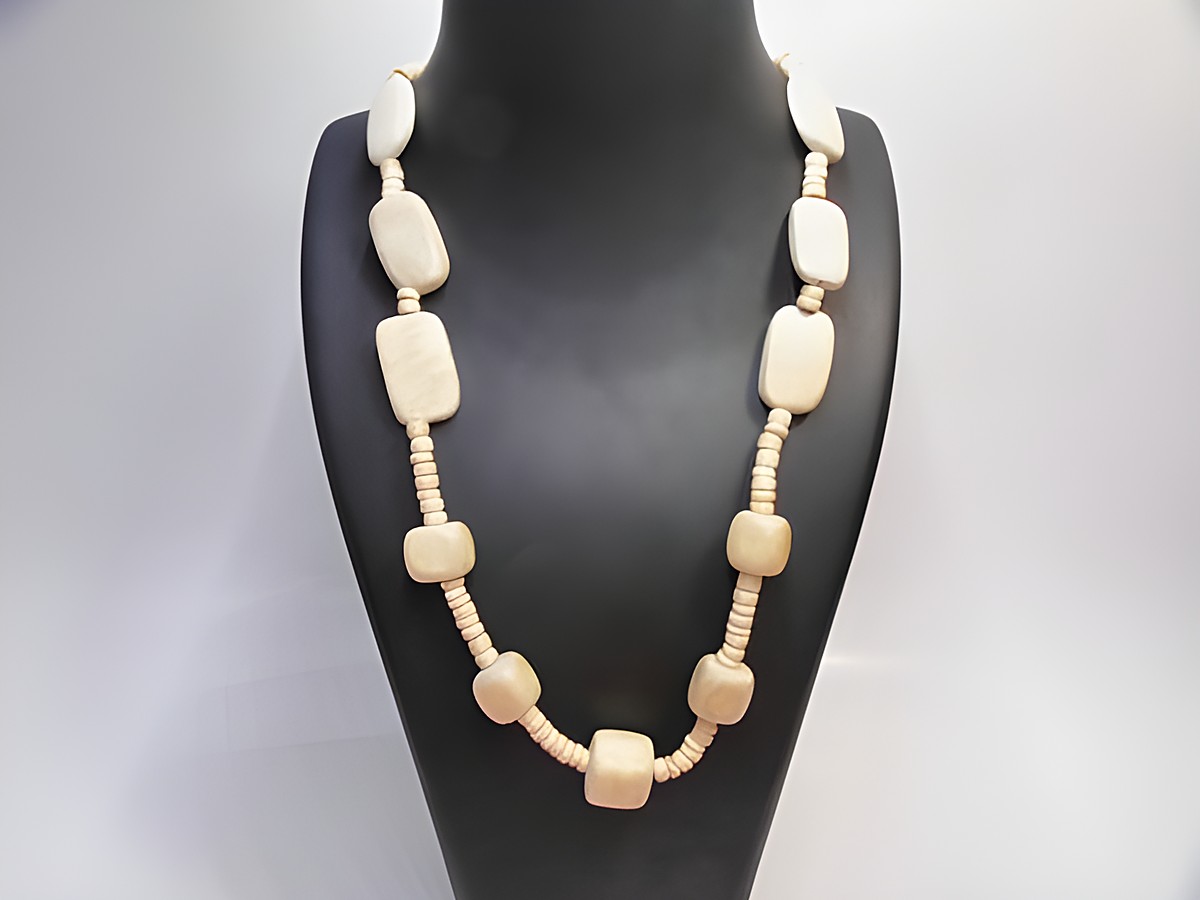 Holzkette Multiform 15 mm naturbraun 60 cm Holz Schmuck von Juwelier Harnisch in elegantem Design, perfekt für einen natürlichen Look, auf einem stilvollen Schmuckständer präsentiert.