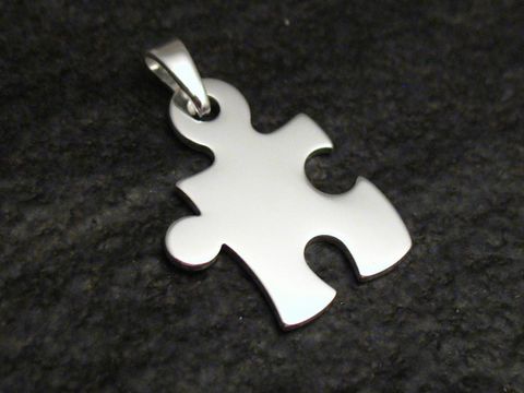 Sterling Silber Anhänger in Form eines Puzzlestücks, hochwertig verarbeitet, glänzende Oberfläche, hergestellt von Juwelier Harnisch, geeignet als modisches Accessoire oder Geschenk.