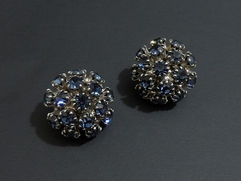Prunkvolle Strass Ohrclips in Blau und silberfarben, hergestellt von Juwelier Harnisch, strahlen Eleganz aus und sind ein Blickfang für jedes Outfit.