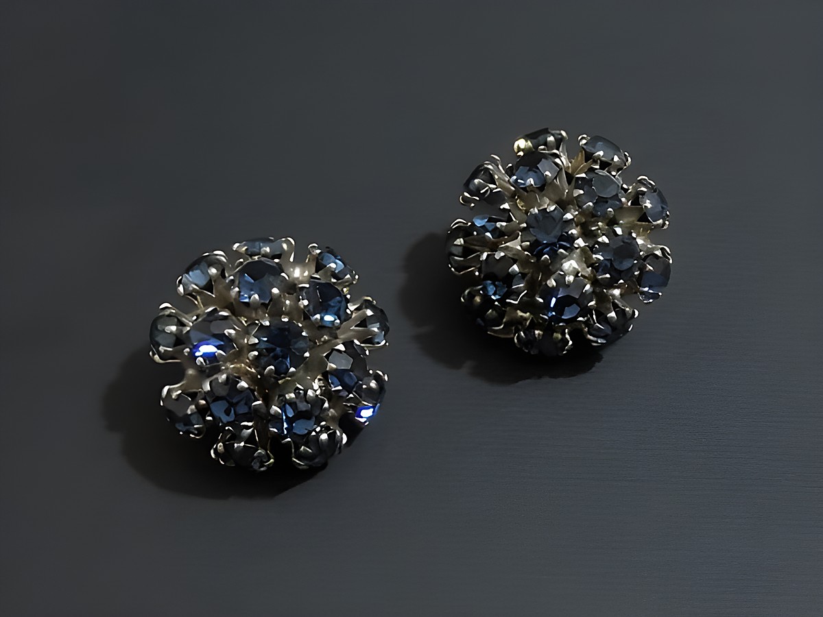 Prunkvolle Strass Ohrclips in Blau und silberfarben, hergestellt von Juwelier Harnisch, strahlen Eleganz aus und sind ein Blickfang für jedes Outfit.