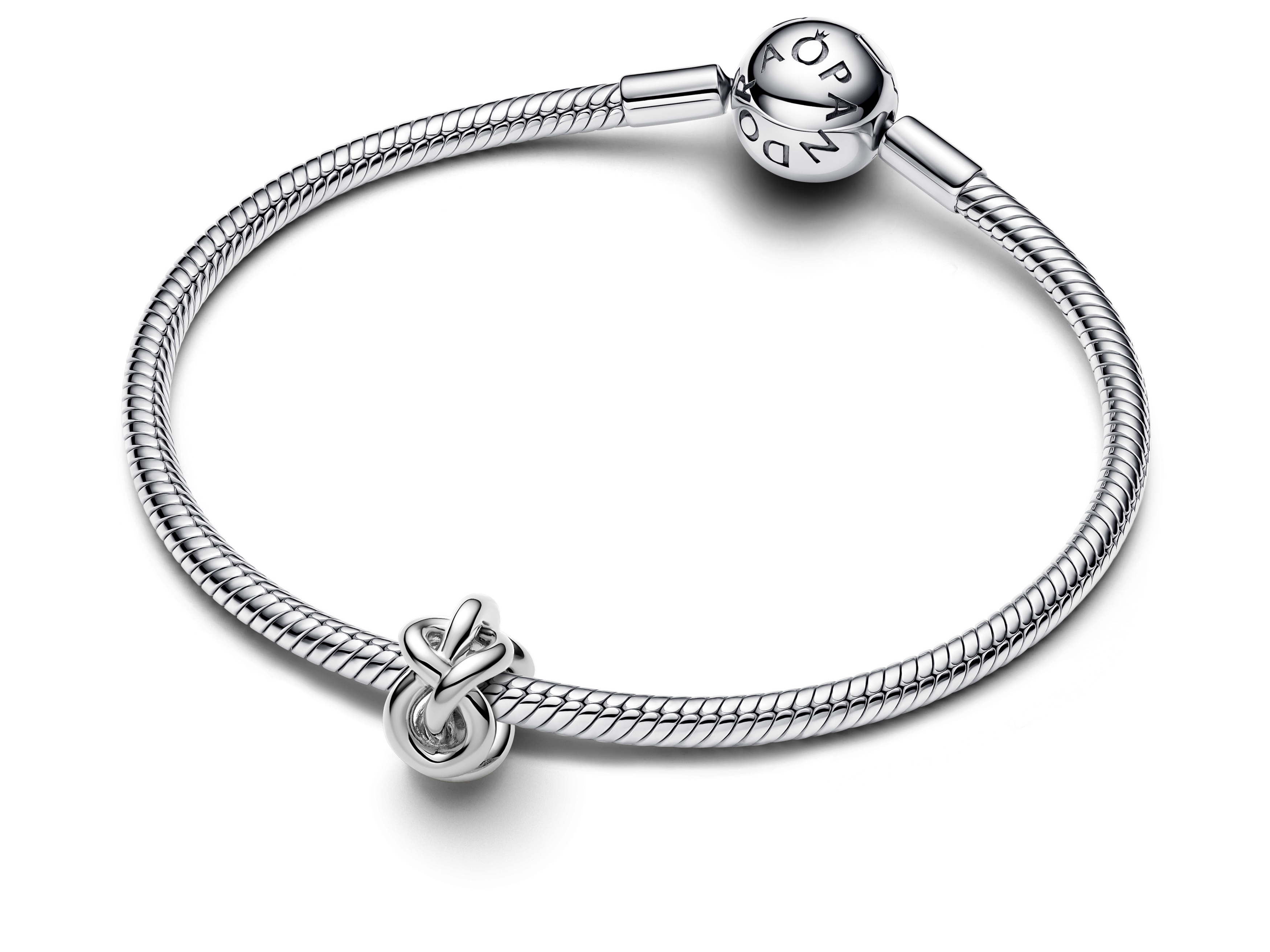 Pandora Charm aus Sterling Silber in der Form einer Unendlichkeitsschleife, elegant und minimalistisch, präsentiert auf einem feinen Armband mit Schraubverschluss, ideal als schönes Schmuckstück.