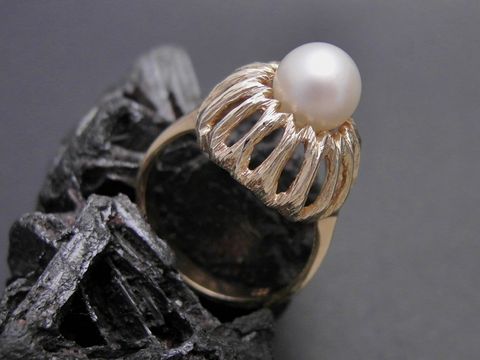 Gold Perlen Ring umwerfend schön Gr. 53 Zuchtperle 7,1 mm Gold 333 Hersteller Juwelier Harnisch bis Gr. 54 17,5 auf schwarzem Hintergrund.