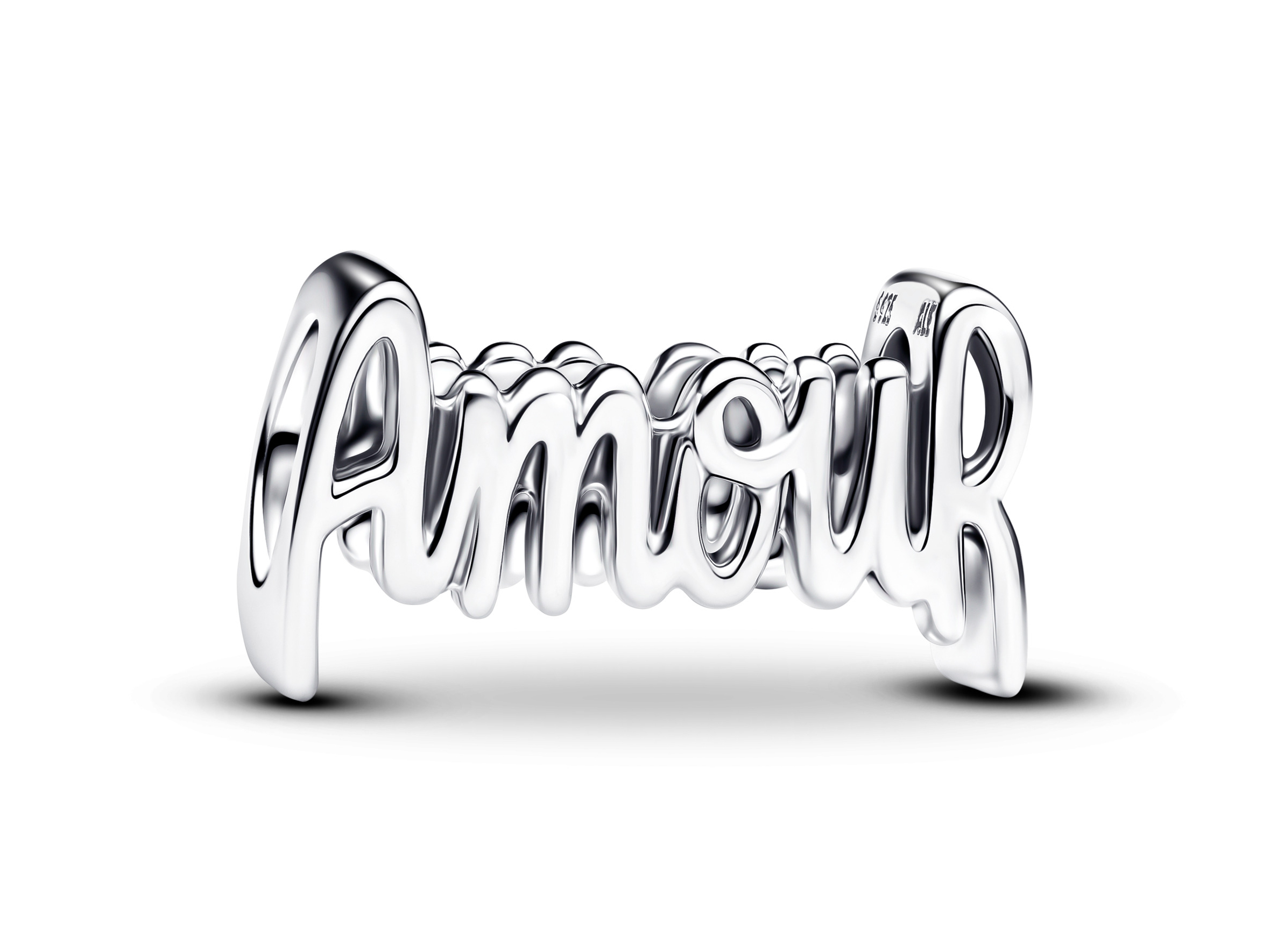Charm aus Silber mit dem Schriftzug Amour in der Pandora 794426C00 Armour Schrift. Elegant und modern gestaltet, ideal für persönliche Schmuckkollektionen oder Geschenke.