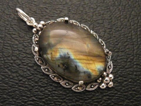 Cabochon Labradorit Silber Medaillon Anhänger, Hersteller Juwelier Harnisch mit edlem, schimmerndem Stein in einer filigranen Silberfassung. Elegant und zeitlos im Design.