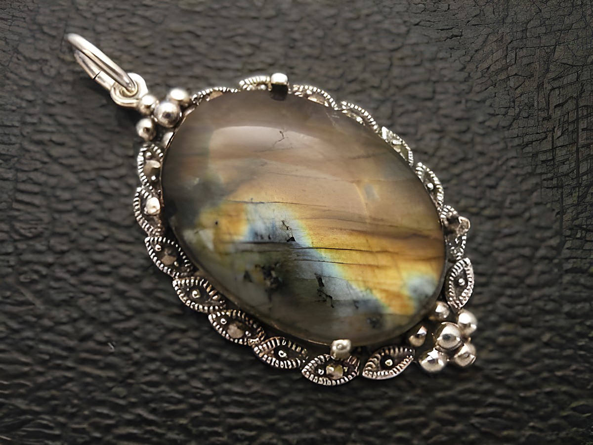 Cabochon Labradorit Silber Medaillon Anhänger, Hersteller Juwelier Harnisch mit edlem, schimmerndem Stein in einer filigranen Silberfassung. Elegant und zeitlos im Design.