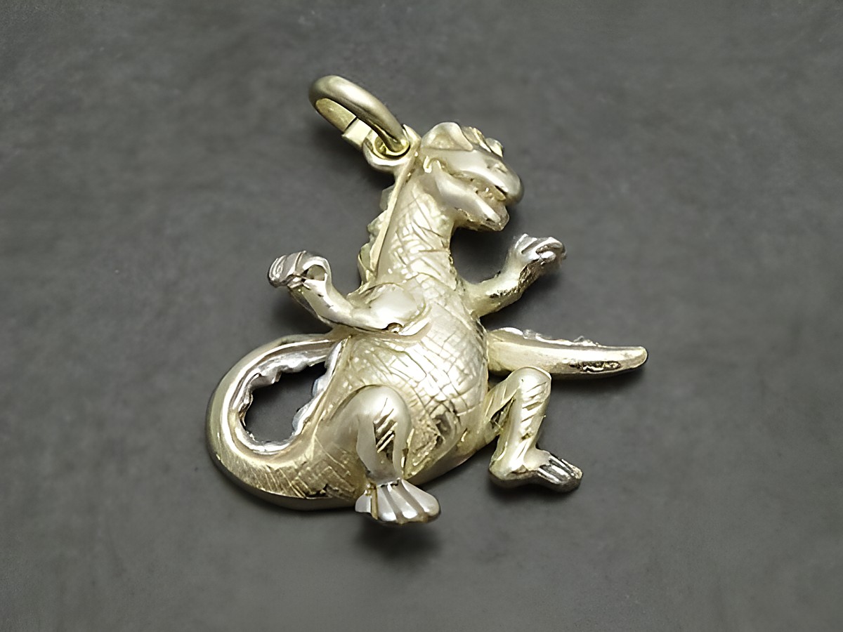 Gold auf Silber Anhänger in Form eines 3D Dinosauriers, gefertigt vom Juwelier Harnisch, detailreich und stilvoll gestaltet, ideal für Dinosaurier-Liebhaber.