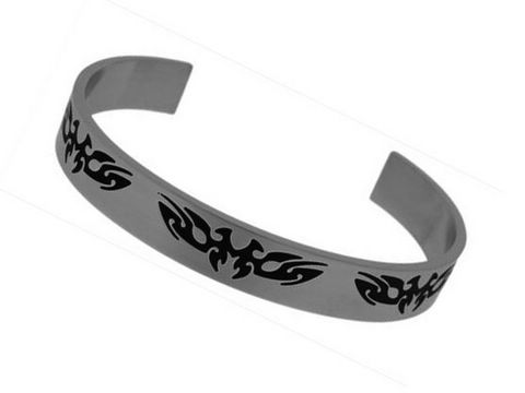66020-0 Edelstahl Armreifen mit Tribal Motiv, brilliantes Design, robust und stilvoll, von Juwelier Harnisch, ideal für lässige und festliche Anlässe.