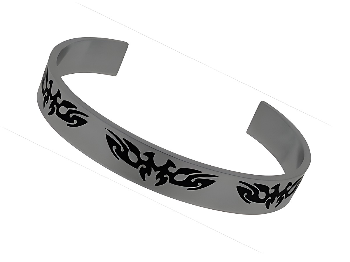 Edelstahl Armreifen mit Tribal Motiv, brilliantes Design, robust und stilvoll, von Juwelier Harnisch, ideal für lässige und festliche Anlässe.