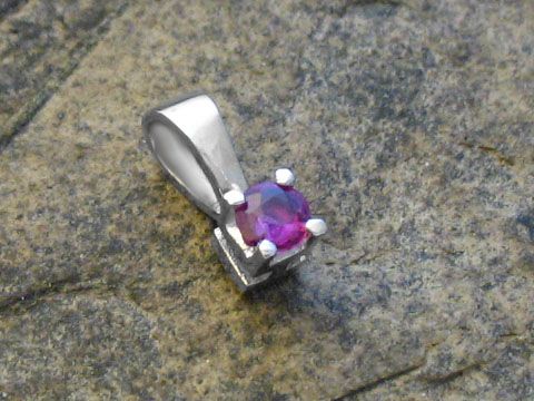 45532-0 Gold Anhänger kleiner Rubin Weißgold 585 Hersteller Juwelier Harnisch Anhänger mit einem rund geschliffenen Rubin in einer hochwertigen Fassung, ideal für elegante Schmuckstücke.