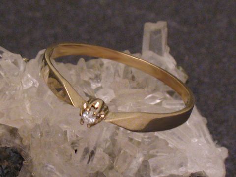 Zarter Goldring aus Gold 333 mit einem Diamanten, Größe 57, Hersteller Juwelier Harnisch, bis Größe 58/18,5, auf Kristallbasis präsentiert.