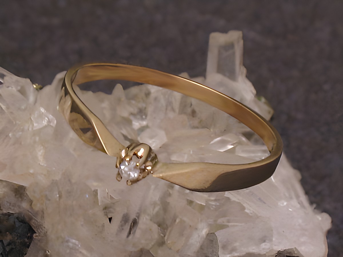 Zarter Goldring aus Gold 333 mit einem Diamanten, Größe 57, Hersteller Juwelier Harnisch, bis Größe 58/18,5, auf Kristallbasis präsentiert.
