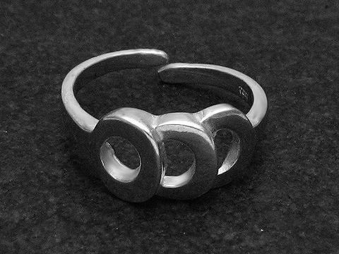 Silberring rho aus der TRILOGIE DES KREISES, verstellbar, Hersteller Juwelier Harnisch, ohne Stein, rhodiniert, modernes Design mit drei kreisförmigen Elementen.