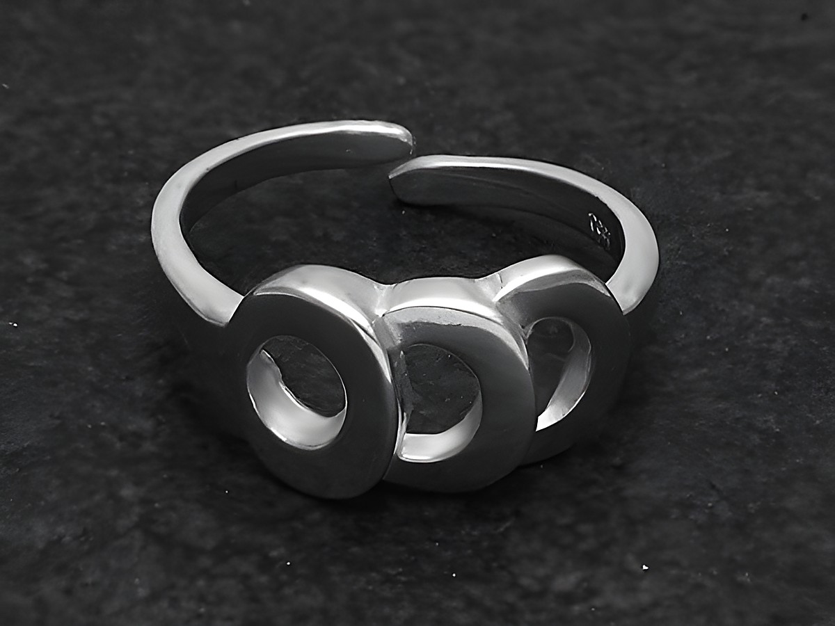 Silberring rho aus der TRILOGIE DES KREISES, verstellbar, Hersteller Juwelier Harnisch, ohne Stein, rhodiniert, modernes Design mit drei kreisförmigen Elementen.