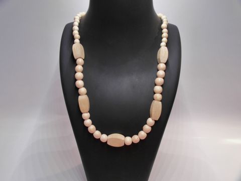 Holzkette aus naturbraunen Holzperlen in verschiedenen Formen mit einer Länge von 60 cm, ideal als Schmuckstück von Juwelier Harnisch.