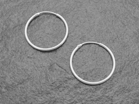 Silber Creolen in 2,5 cm Durchmesser aus Sterling Silber mit einer Stärke von 1,5 mm, hergestellt vom Juwelier Harnisch, bis 25 mm, elegantes und zeitloses Design.