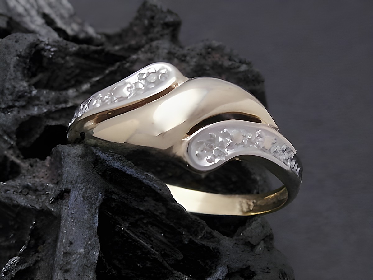 Gold Ring zeitlos Gold 333 bicolor mit Diamanten versehen, attraktiver Goldring in Größe 54, Hersteller Juwelier Harnisch, hochwertiges Schmuckstück.
