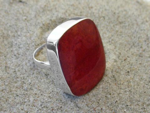 Silber Ring Größe 52 aus Sterling Silber mit eckigem Koralle-Einsatz, Hersteller Juwelier Harnisch, stilvolles Design für Damen.