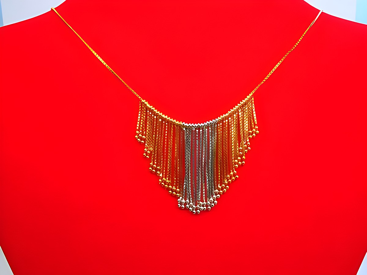 Collier 333 Mittelteil 3 farbig tricolor venezia 42cm von Juwelier Harnisch, elegantes Design mit goldenem, silbernem und roségoldenem Farbverlauf, kunstvoll angeordnet in einem schimmernden Muster.