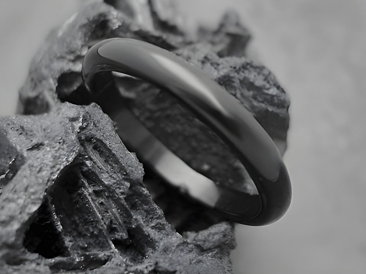 Steinring aus echtem Onyx in schwarz, schlichtes Design, Größe 55, Hersteller Juwelier Harnisch, auch erhältlich bis Größe 56, Durchmesser 2,8 x 1,9 mm.