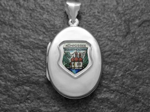 600009701-0 Silbernes Medaillon mit dem Wappen von Königsee St. Bartholomä, detailreich gestaltet und von Juwelier Harnisch, Bayern, gefertigt. Ideal als Schmuckstück oder Geschenk.