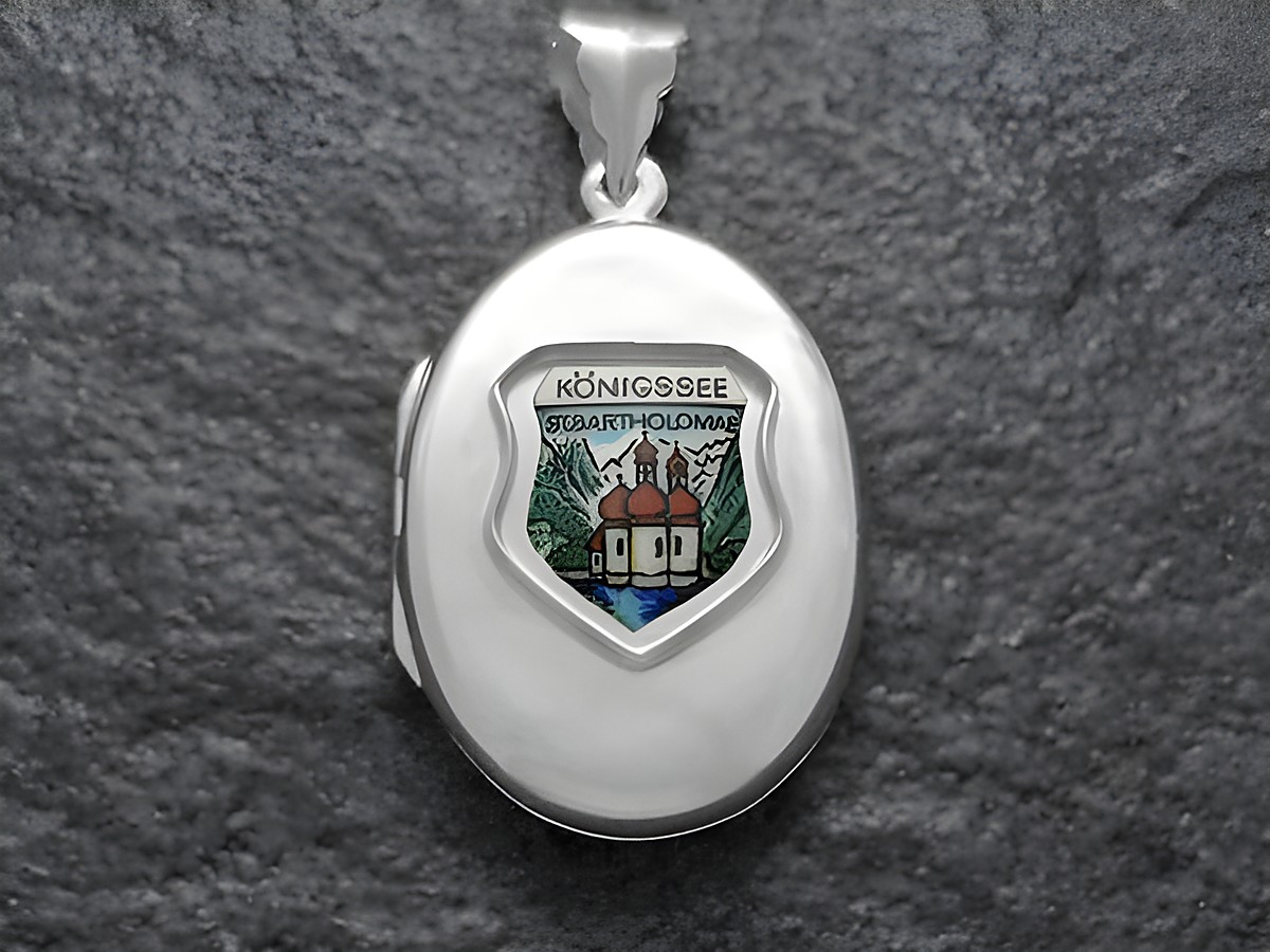 Silbernes Medaillon mit dem Wappen von Königsee St. Bartholomä, detailreich gestaltet und von Juwelier Harnisch, Bayern, gefertigt. Ideal als Schmuckstück oder Geschenk.