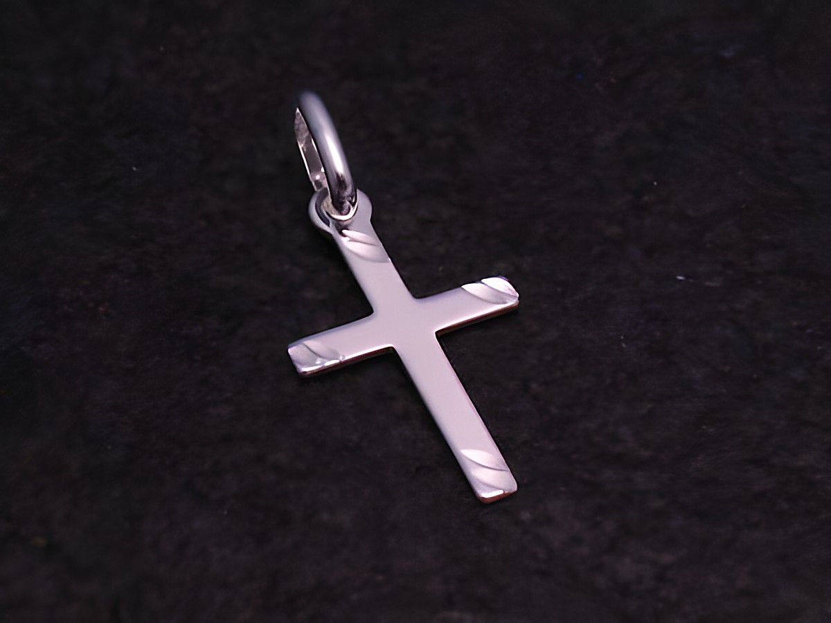Anhänger Kreuz aus Sterling Silber, zeitloses Design mit feinem Muster, hergestellt von Juwelier Harnisch, ideal für persönliche oder religiöse Anlässe.