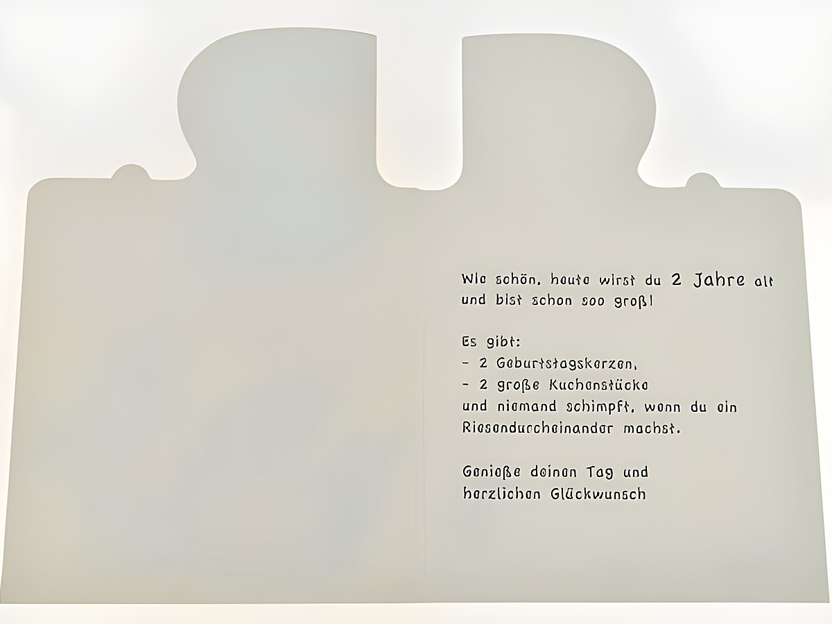 Geburtstagskarte mit einem niedlichen Bärchen und einer Torte, innen mit buntem Text zur Feier des zweiten Geburtstags, hergestellt von Juwelier Harnisch. – Ansicht 2