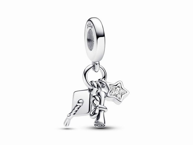Dreifacher Charm-Anhänger aus Silber von Pandora mit klarem Zirkonia, der eine Graduation-Zeremonie symbolisiert, bestehend aus einer Sternform, einer Rolle und einem Hut.