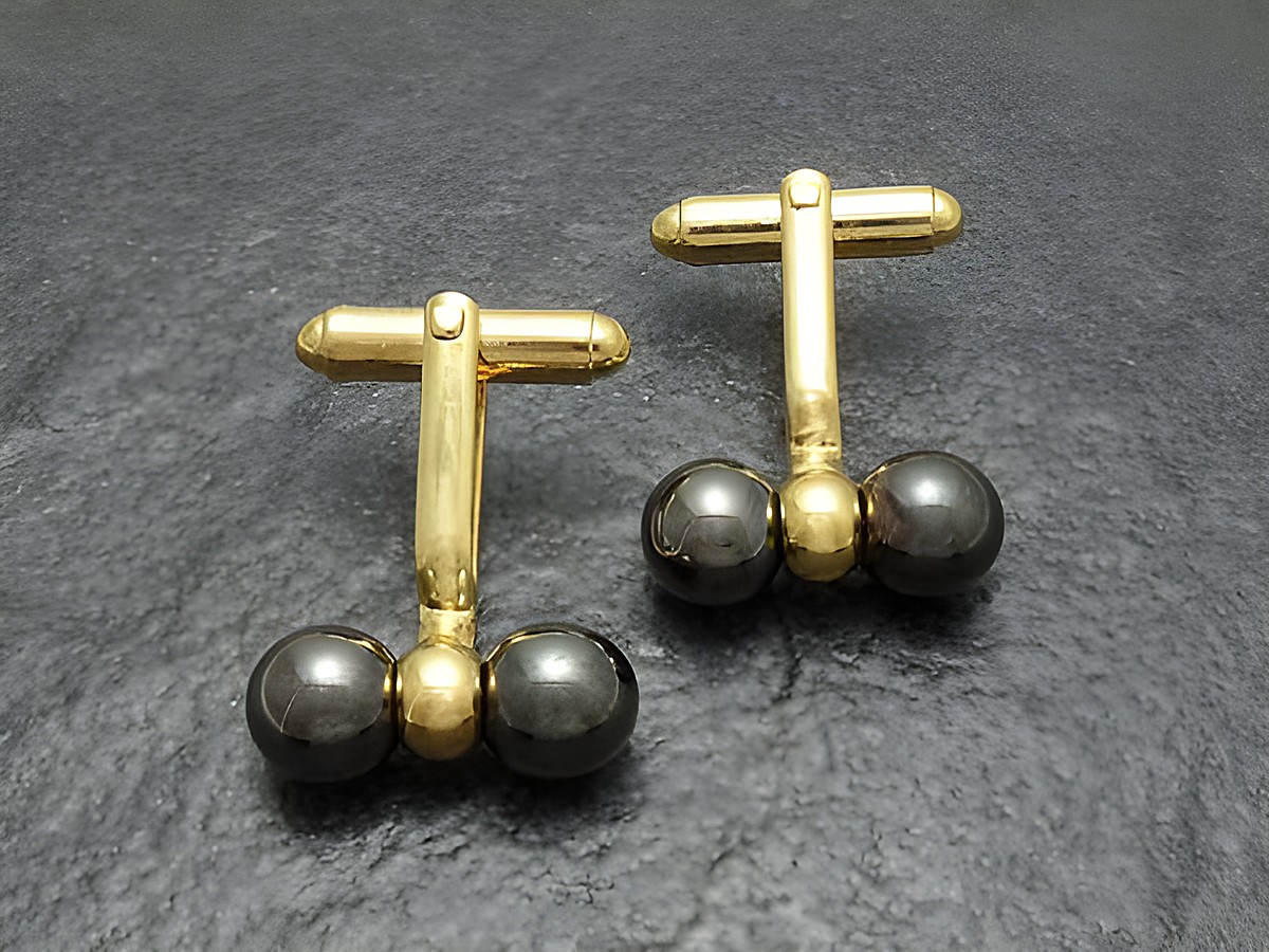 Manschettenknöpfe im Hämatit-Look mit vergoldeter Oberfläche von Juwelier Harnisch, goldfarben, elegantes Design, ideal für formelle Anlässe und stilvolle Outfits.