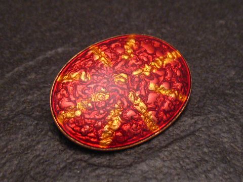 Brosche SUN in rot-gelb mit einer strukturierten Emaille-Oberfläche, vergoldet, im Vintage-Stil, hergestellt vom Juwelier Harnisch. Ideal als elegantes Accessoire.