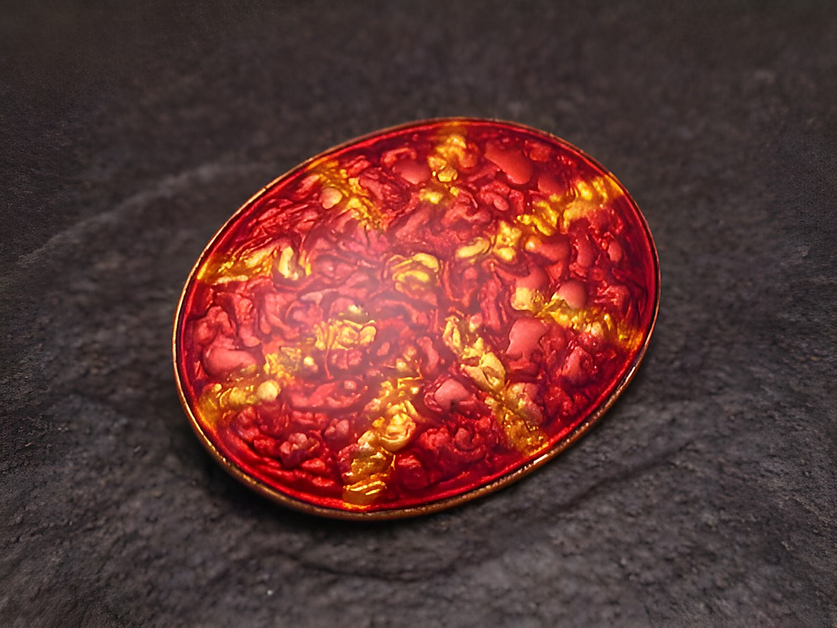 Brosche SUN in rot-gelb mit einer strukturierten Emaille-Oberfläche, vergoldet, im Vintage-Stil, hergestellt vom Juwelier Harnisch. Ideal als elegantes Accessoire.