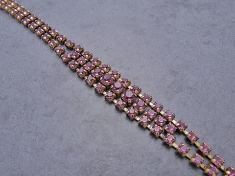 Strass Armband in edlem Design mit lila Strasssteinen, Länge 19,5 cm, vom Hersteller Juwelier Harnisch, idealer Strassschmuck für besondere Anlässe.