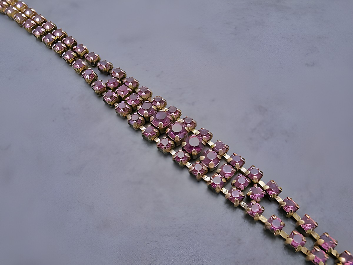 Strass Armband in edlem Design mit lila Strasssteinen, Länge 19,5 cm, vom Hersteller Juwelier Harnisch, idealer Strassschmuck für besondere Anlässe.