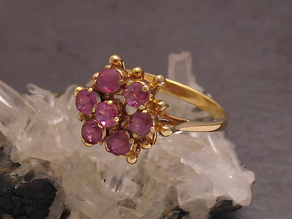 Goldring traumhaft Gold 333 mit Rubinen in Größe 53, Hersteller Juwelier Harnisch, geeignet bis Größe 54/17,5.