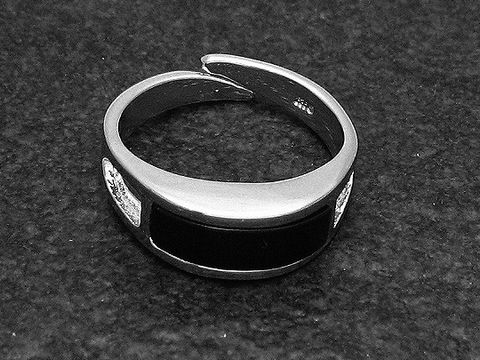 Silberring in modischer Ausführung mit verstellbarer Größe, schwarzem Onyx und rhodinierten Steinen, hergestellt von Juwelier Harnisch. Elegant und modern im Design.