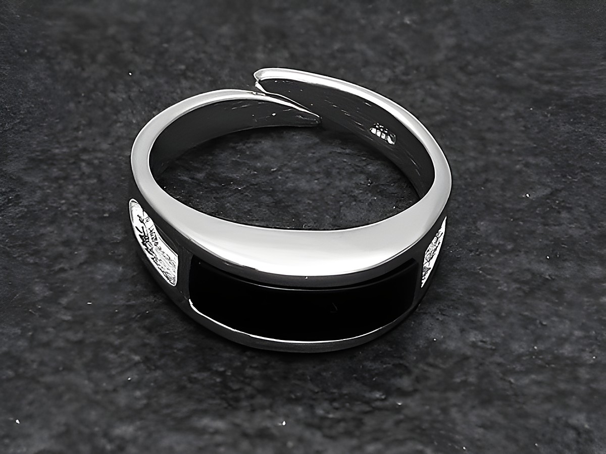 Silberring in modischer Ausführung mit verstellbarer Größe, schwarzem Onyx und rhodinierten Steinen, hergestellt von Juwelier Harnisch. Elegant und modern im Design.