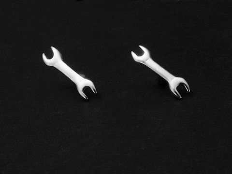 Silber Ohrringe Schraubenschlüssel Ohrstecker rhodiniert vom Hersteller Juwelier Harnisch, Ohrstecker ohne Stein in Form von kleinen Schraubenschlüsseln.