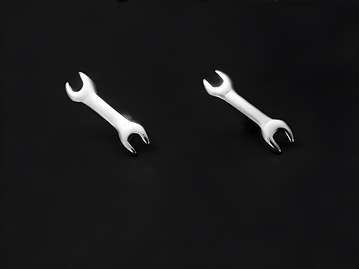 Silber Ohrringe Schraubenschlüssel Ohrstecker rhodiniert vom Hersteller Juwelier Harnisch, Ohrstecker ohne Stein in Form von kleinen Schraubenschlüsseln.