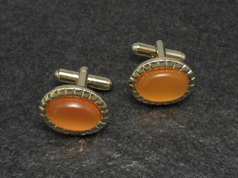 Manschettenknöpfe in Orange mit einem Durchmesser von 18,6 mm, goldfarbenes Design, hergestellt von Juwelier Harnisch, elegant und stilvoll für besondere Anlässe.