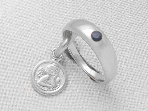 Taufring mit Schutzengel aus Weißgold 585, verziert mit einem Saphir, gefertigt von Juwelier Harnisch, ideale Wahl als Taufgeschenk für ein Kind.
