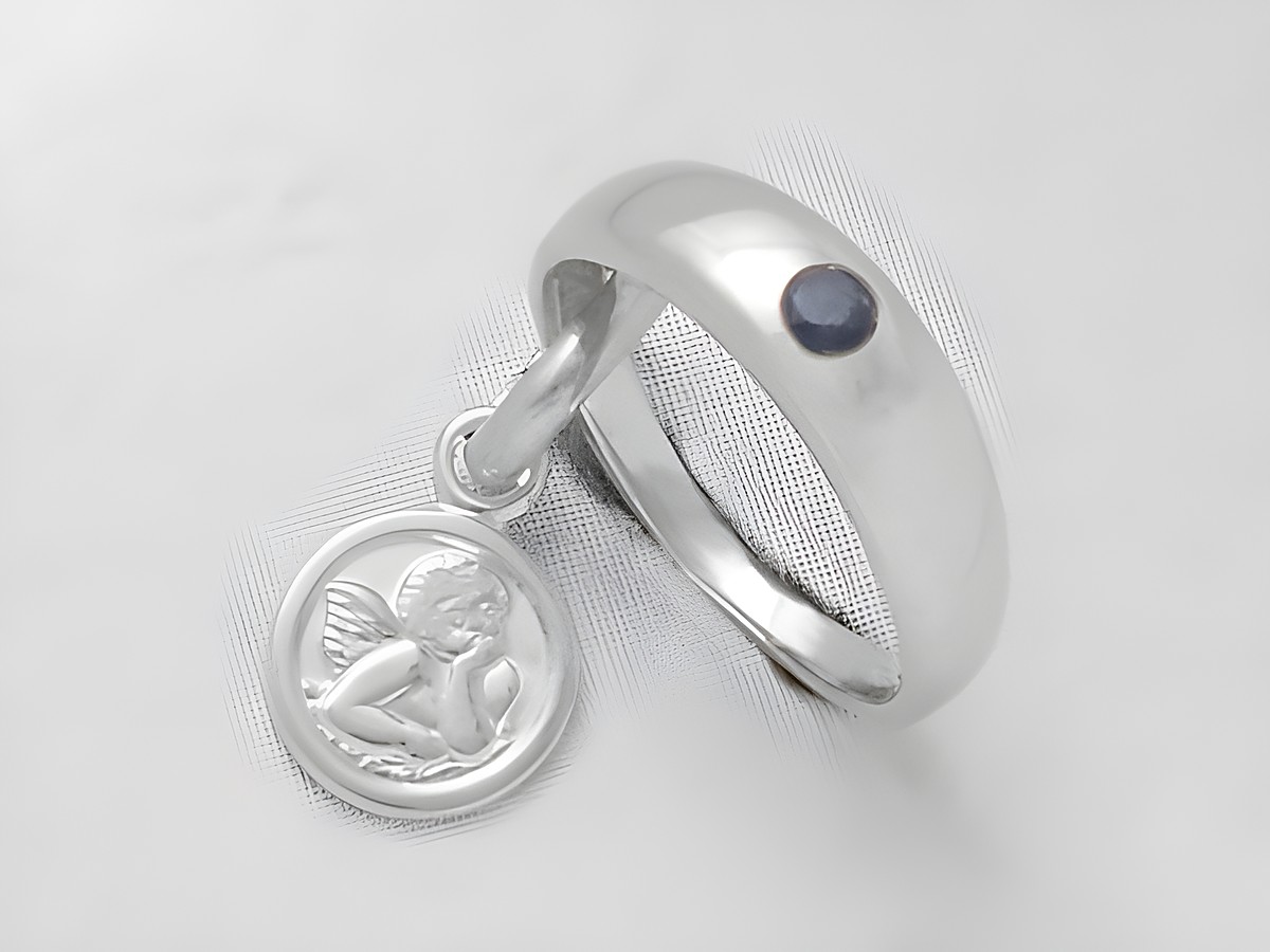 Taufring mit Schutzengel aus Weißgold 585, verziert mit einem Saphir, gefertigt von Juwelier Harnisch, ideale Wahl als Taufgeschenk für ein Kind.