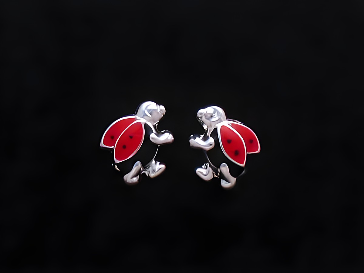 Ohrringe Marienkäfer aus Sterling Silber, niedlich gestaltet für Kinder, Hersteller Juwelier Harnisch, mit roten Flügeln und schwarzen Punkten. Ideal als süßes Schmuckstück.