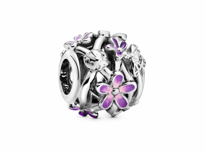 Silberner Pandora Charm mit verschiedenen Blumenmotiven, verziert mit lila und schattierter rosa Emaille, Modell 798772C02, ideal für individuelle Schmuckstücke.