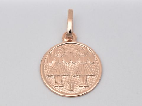 Zwei stilisierte Figuren auf einem polierten, roségold vergoldeten Anhänger mit dem Sternzeichen Zwillinge, Durchmesser 14 mm, Hersteller Juwelier Harnisch.