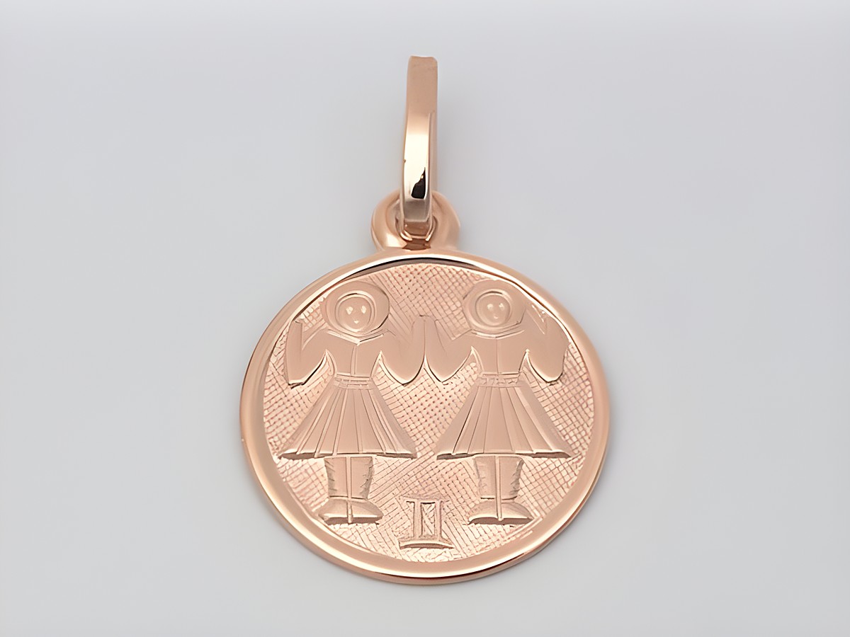 Zwei stilisierte Figuren auf einem polierten, roségold vergoldeten Anhänger mit dem Sternzeichen Zwillinge, Durchmesser 14 mm, Hersteller Juwelier Harnisch.