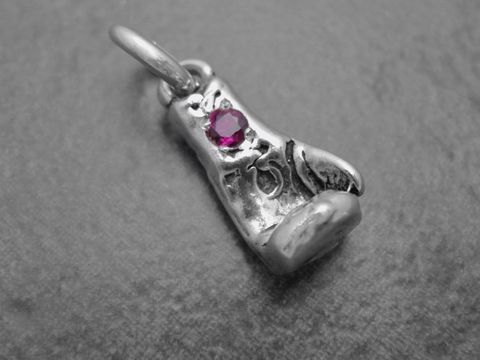 36772-0 Boxhandschuh links mit Silber Anhänger und Rubin in der Mitte, sportlich gestaltet, Maße 20,3 mm, Hersteller: Juwelier Harnisch. Ideal für Sportliebhaber und als Schmuckstück.