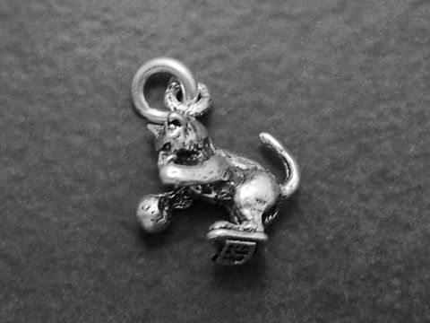 925 Sterling Silber Anhänger - ballspielende Katze, Hersteller: Juwelier Harnisch, Tiere. Der Anhänger zeigt eine detaillierte Darstellung einer Katze, die mit einem Ball spielt.