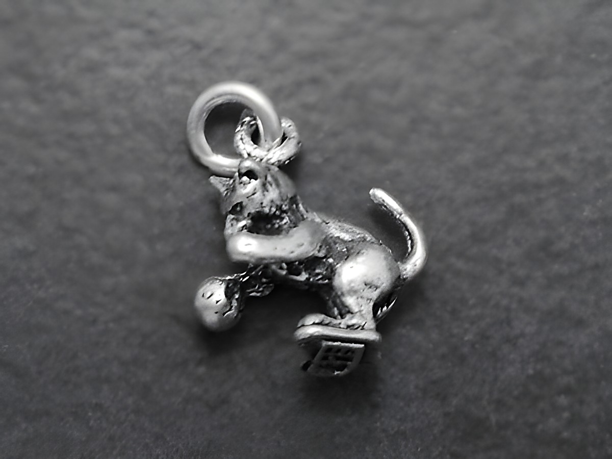 925 Sterling Silber Anhänger - ballspielende Katze, Hersteller: Juwelier Harnisch, Tiere. Der Anhänger zeigt eine detaillierte Darstellung einer Katze, die mit einem Ball spielt.
