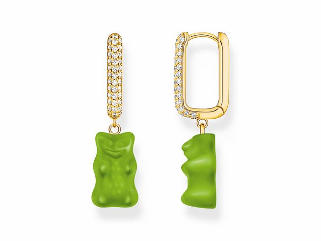 Einzel-Creole von Thomas Sabo mit einem grünen Gummibärchenanhänger und funkelnden Zirkonia, vergoldet mit silbernem Finish, versprüht verspielten Glamour.