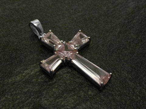 Kreuz aus Silber mit lavendel Zirkonia, 43 mm, verziert mit Stein. Hergestellt von Juwelier Harnisch, elegantes Schmuckstück für besondere Anlässe.
